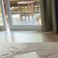 Žena doživela noćnu moru na odmoru Nepozvani gost provalio u hotelsku sobu i napravio haos, snimak zapalio mreže! (video)
