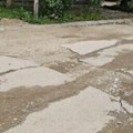 Ulica Patrisa Lumumbe u Nišu mesecima neasfaltirana nakon radova, rupe se šire i ugrožavaju bezbednost