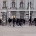 Opšti haos u centru Zagreba! 20 maskiranih mladića u masovnoj tuči, prolaznici sablasnuto posmatrali užas (video)