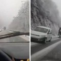 Dramatična scena na Ibarskoj magistrali: Autobus pretiče kolonu vozila na zavejanom putu (video)