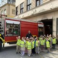 Od šlemova do vatrogasnih vozila: Deca iz vrtića upoznala prave heroje grada (FOTO)