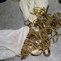 (Foto) Gde god su gurnuli ruku, bilo krcato zlatom Velika zaplena na Horgošu: Carinici rastavili auto na delove, pa pronašli…