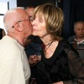Lepa Lukić jedva hoda: Pevačica sa longetom stigla na komemoraciju Andriji Bajiću, vidno utučena
