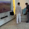 Pevač sa mlađom dobio dete, pa pokazao u luksuz u kojem žive: Kristalni luster, a garnitura nestvarna