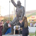Otkriven spomenik Vasi Čarapiću na Avali