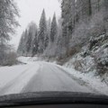 Zbog snega obavezna upotreba zimskih guma u planinskim predelima zapadne Srbije