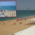 Kamera zabeležila trenutak masakra Na ruskoj plaži: Projektil eksplodirao u vazduhu, geleri probijali sve pred sobom, jeziva…
