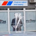 Prosuta bela farba na izlog kancelarije SNS-a u Kragujevcu (FOTO)