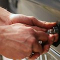 (Foto) obijaju automobile po Srbiji i uzimaju samo jednu stvar Vozači kivni, oglasili se na društvenim mrežama: "Ja sve…