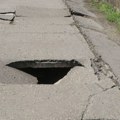Kamion delom propao kroz asfalt u Ulici gospodara Vučića u Beogradu