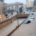 (Видео) Катастрофалне поплаве у Шпанији! Бујице носе аутомобиле, улице се претвориле у реке, град оштетио авион током лета