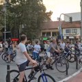 Novosadski biciklisti u protestnoj vožnji pod sloganom „Sloboda – da!“