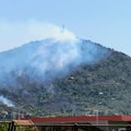 Požar na Vršačkom bregu, gašenje vatre otežava jak vetar: „Dok plamen guta Vršački breg, gradska uprava ostaje nema“ FOTO…