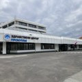 Stari nameštaj u „novom“ Zdravstvenom centru u Prokuplju – renovirana zgrada, a dotrajala oprema