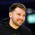 Ceca odzvanja Los Anđelesom Pred utakmicu NBA zvezde slušaju njen hit, Luka Dončić zadužen za muziku (video)
