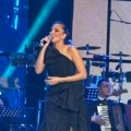 Aleksandra Prijović sa šlicem do kuka na koncertu u čast Šabana: Delirijum u publici kad je izašla na scenu