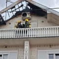 (Foto) Snažan udar groma zapalio kuću u Požarevcu. Krov u plamenu, vatrogasci na licu mesta: Nevreme već pravi katastrofu po…