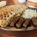 Stavili ćevape pod mikroskop i ostali zapanjeni: Evo šta su naučnici otkrili šta se u tom jelu zaista nalazi
