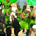 Svi se hvatali za glavu! Trojka sa celog terena, za pobedu, ovo se baš retko viđa (video)
