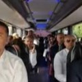 Vozi miško...Abazović i ministri na sednicu Vlade krenuli autobusom (video)