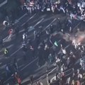 Masovni neredi u Londonu Sevaju pendreci po leđima demonstranata, lete flaše na policiju (video)