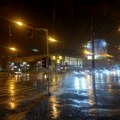 Jako nevreme pogodilo Beograd: U srpskoj prestonici grmi i seva, a kiša lije kao iz kabla: Ljudi beže po ulici (foto, video)