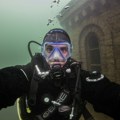 Pred crkvom u ronilačkom odelu: David Damnjanović fotografiše podvodne prizore od kojih zastaje dah