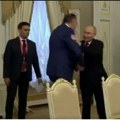 Tri puta po srpski Krenuo da se ljubi sa Putinom, al završilo se samo na pokušaju (video)