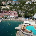 Turisti u šoku zbog snimka sa plaže u BiH: Nema igla gde da padne, Srbi oduševljeni cenama! Ležaljka 5€, a evo koliko je…