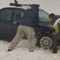 "Ne zna Golija šta je delija": Njih trojica guraju auto zaglavljen u snegu, a on veje li veje