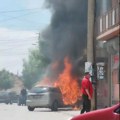 Zapalio se auto u Kosovskoj ulici u Vranju i uleteo u mesaru