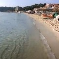 Četvorogodišnjem dečaku iz Srbije stalo srce na plaži u Grčkoj! Drama u Nea Vrasni, lanac ljudi sprečio tragediju