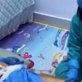 Devojčica šokirala internet Mala doktorka "operisala" svog psa, pa iz stomaka izvadila neočekivanog pacijenta - snimak topi i…