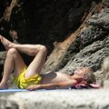 Hit video: Žika Todorović vežba jogu na skrivenoj plaži - snimili smo ga u blizini njegove kuće u Bigovu, šuma svuda okolo…