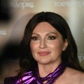 (Foto) Nina Badrić sa skroz razbarušenom kosom: Pevačica samo u bademantilu, ovakvu je ne viđamo često
