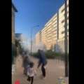 Policija koristila suzavac ispred vrtića u Parizu: Deca i roditelji beže - Haos u Francuskoj ne prestaje (video)