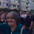 Hit snimak sa protesta u Kraljevu: Pogledajte kako ova gospođa mami ćacije
