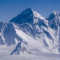 Skoro hiljadu ljudi zaglavljeno na Mont everestu (foto)