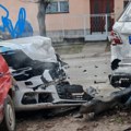 Lančani sudar na bulevaru: Audi udario u više parkiranih vozila, povređeno pet osoba