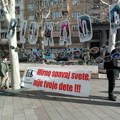 Akcija Zajedno za studente u centru Beograda, uz veliki transparent Blokada i potpise za izbore
