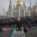 Муслимани широм света данас обележавају први дан Рамазанског бајрама