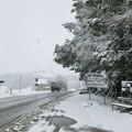Proleće na pauzi: Sneg zabeleo prijepolje, vozači na oprezu!