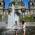 Neobična scena u Berlinu: Policijski vodeni topovi rashlađuju građane
