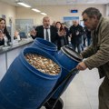 Doneo tri bureta puna kovanica i blokirao banku! Komšija čuvao ušteđevinu u starim parama, brojali satima da mu zamene u evre…