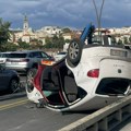 Kolaps na Brankovom mostu: Automobil se prevrnuo na krov, jedna osoba povređena.