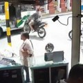 Motociklista proleteo kroz vrata autobusa u punoj brzini: Snimak iz Kolumbije ledi krv u žilama