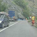 Prevrnula se prikolica kamiona na magistralnom putu Čačak - Gornji Milanovac: Gajbe rasute na putu