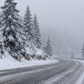 Sneg okovao Goliju i Kopaonik: Putevi pod snegom, magla otežava saobraćaj