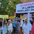 Pacijenti Dnevne bolnice za bolesti zavisnosti protestuju ispred te ustanove jer i dalje nemaju gde da se leče