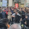 Mladi aktivisti izveli niz protestnih akcija u Beogradu: Najavljena blokada saobraćaja za petak u trajanju od 24 časa (VIDEO…
